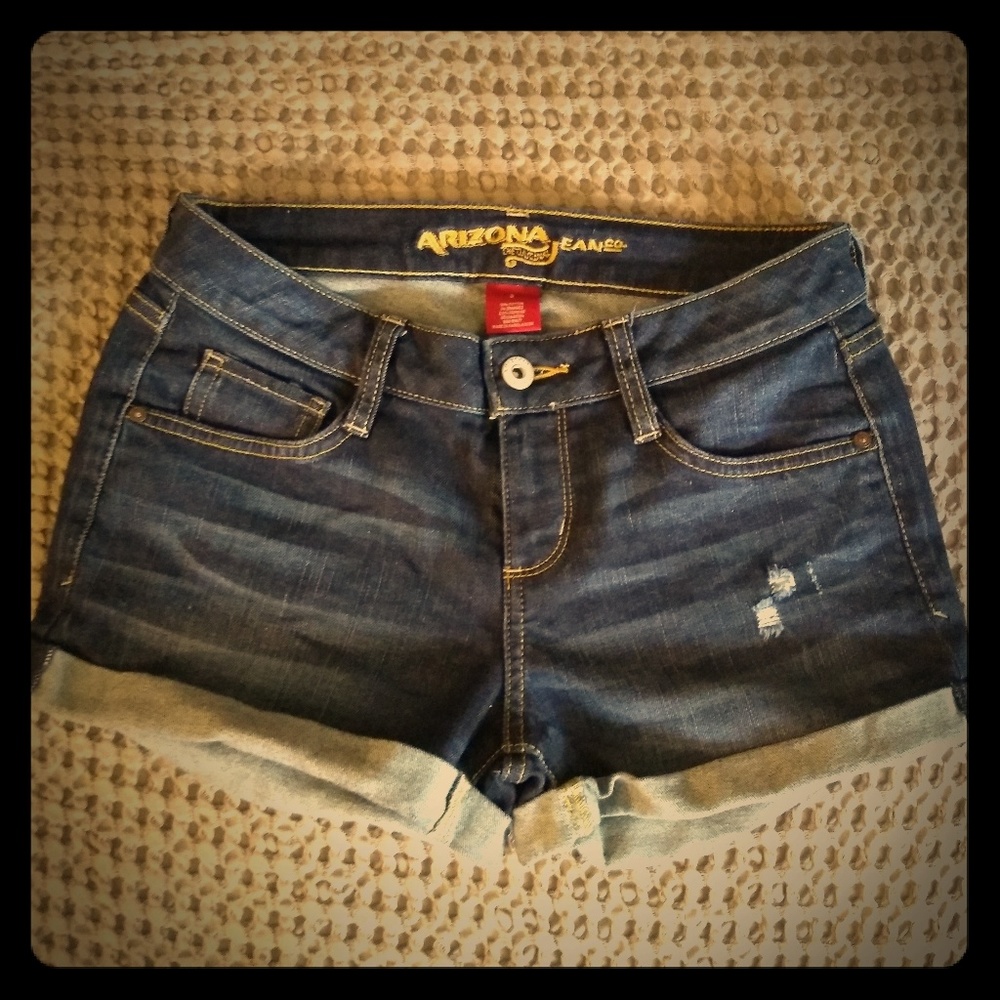 Arizona Jeans Co. Short shorts w/ small rips